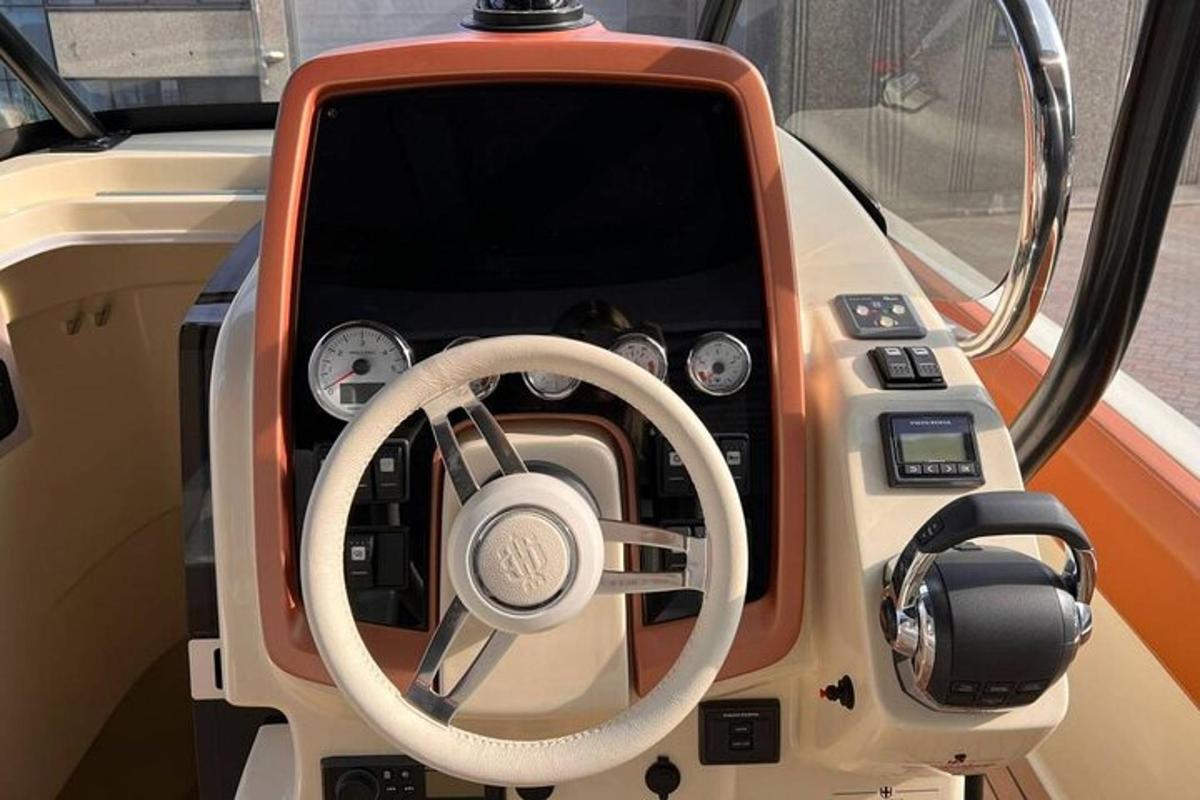 un tauler de control d'un cotxe amb un volant