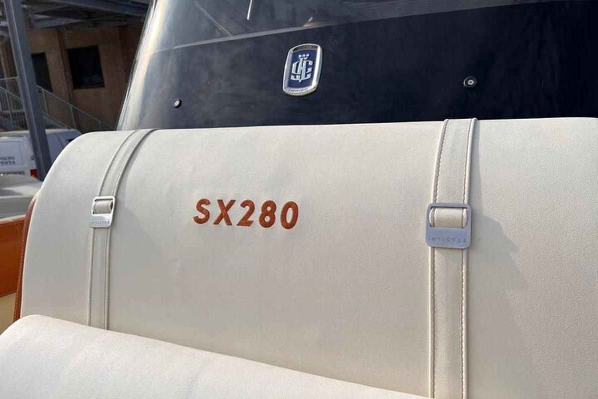 Detailní záběr na zadní část lodi s číslem sidx sidx