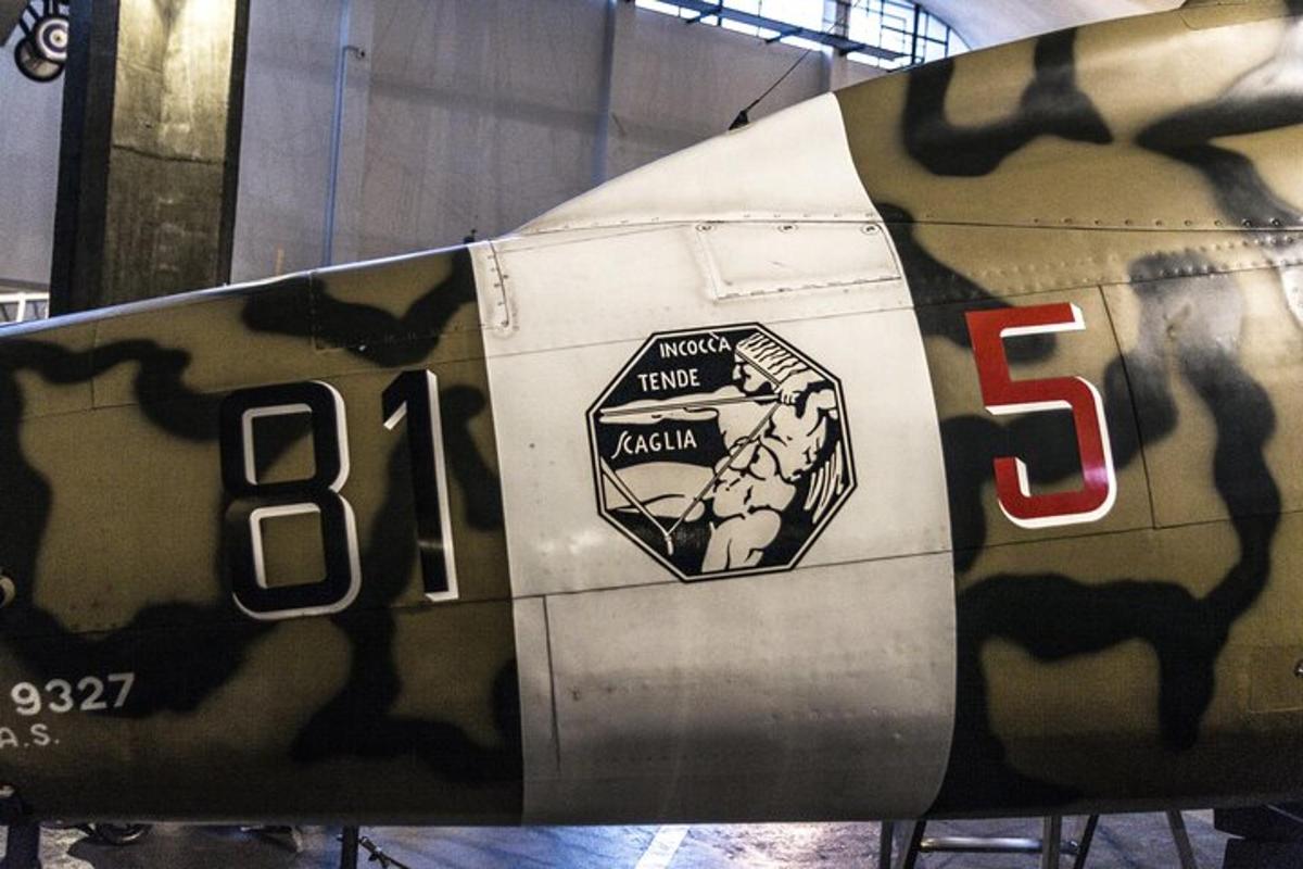 un primo piano del lato di un aereo da caccia