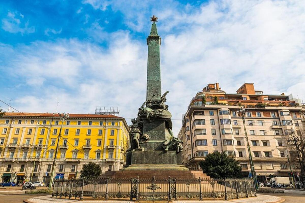una statua nel mezzo di una città con edifici