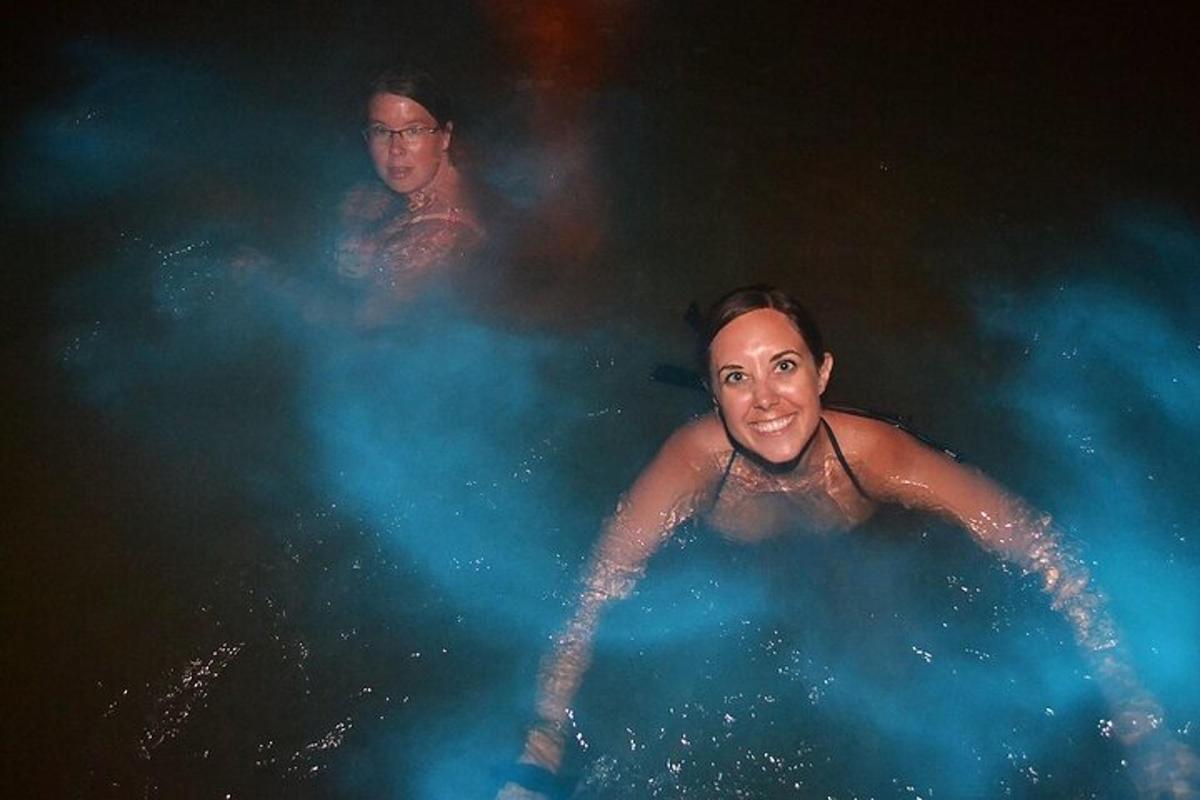 uma mulher nadando em uma poça de fumaça azul