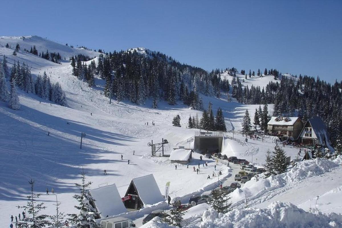 山上一座有滑雪小屋的雪坡