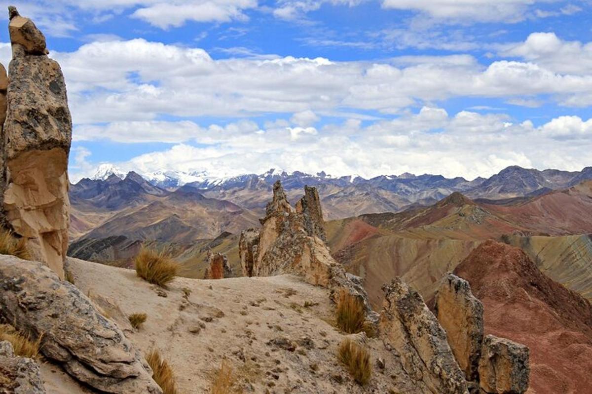 una vista delle montagne dalla cima di una montagna