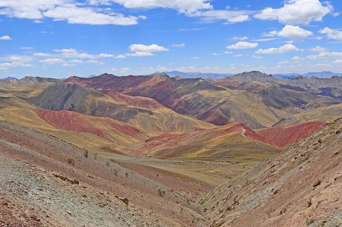 una vista di una catena montuosa con rosso e marrone
