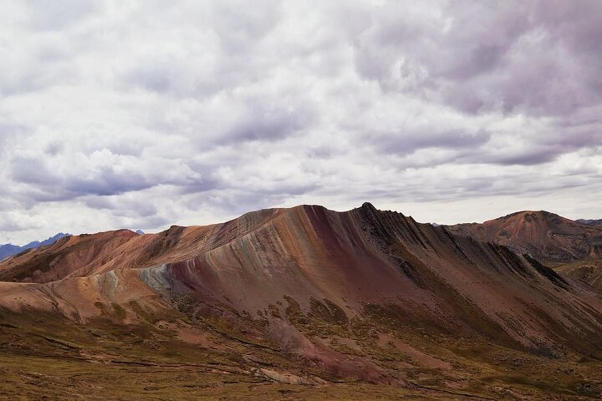 una vista di una montagna sotto un cielo nuvoloso