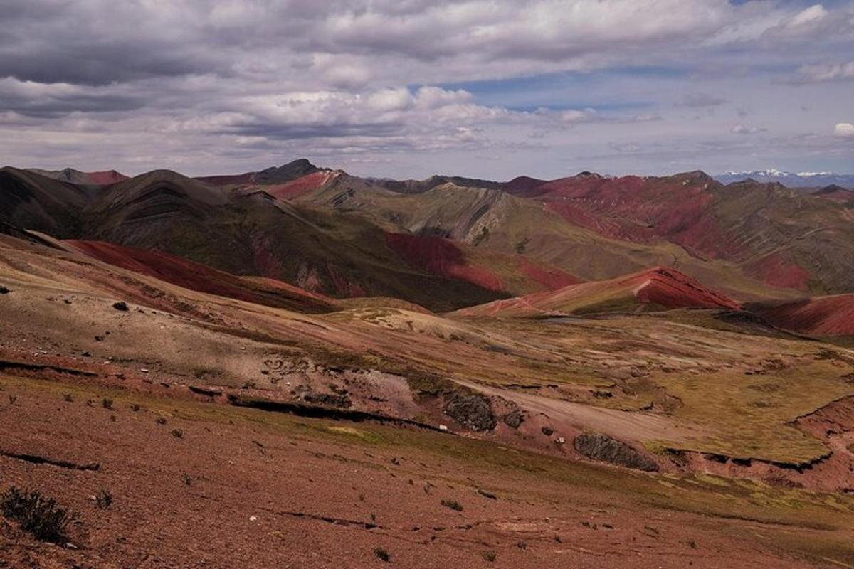 una vista di una catena montuosa con montagne colorate