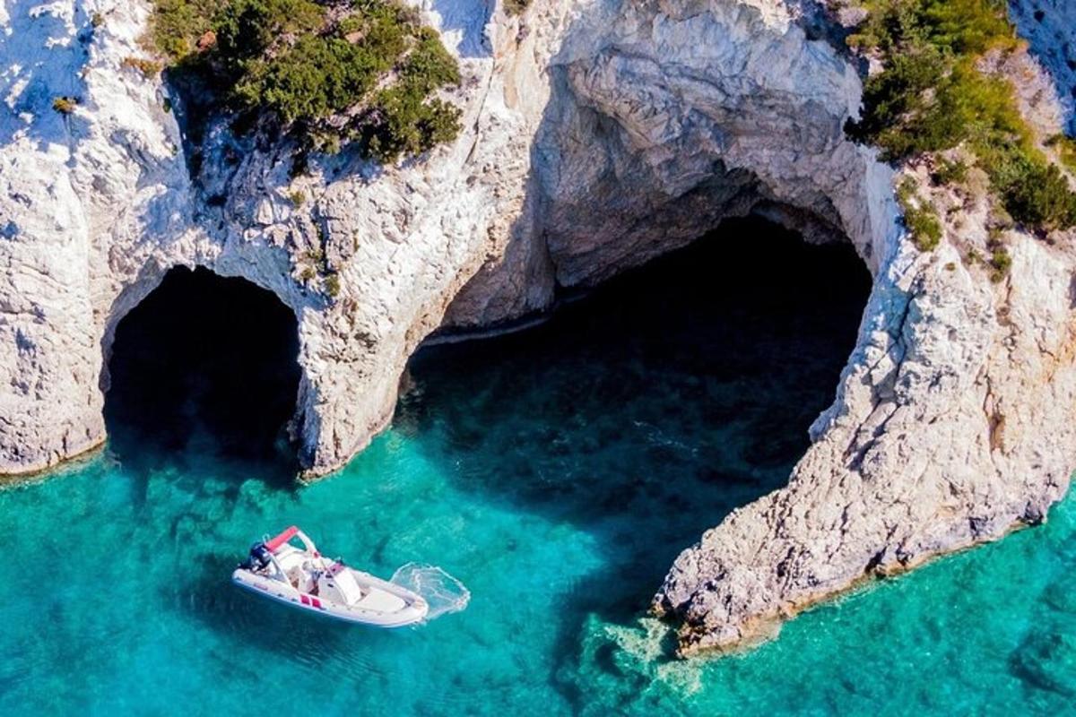 um barco na água em frente a uma caverna