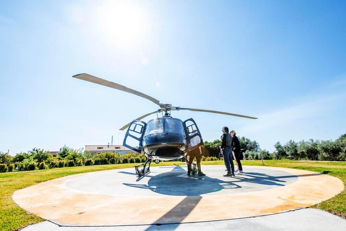 twee mensen staan naast een helikopter
