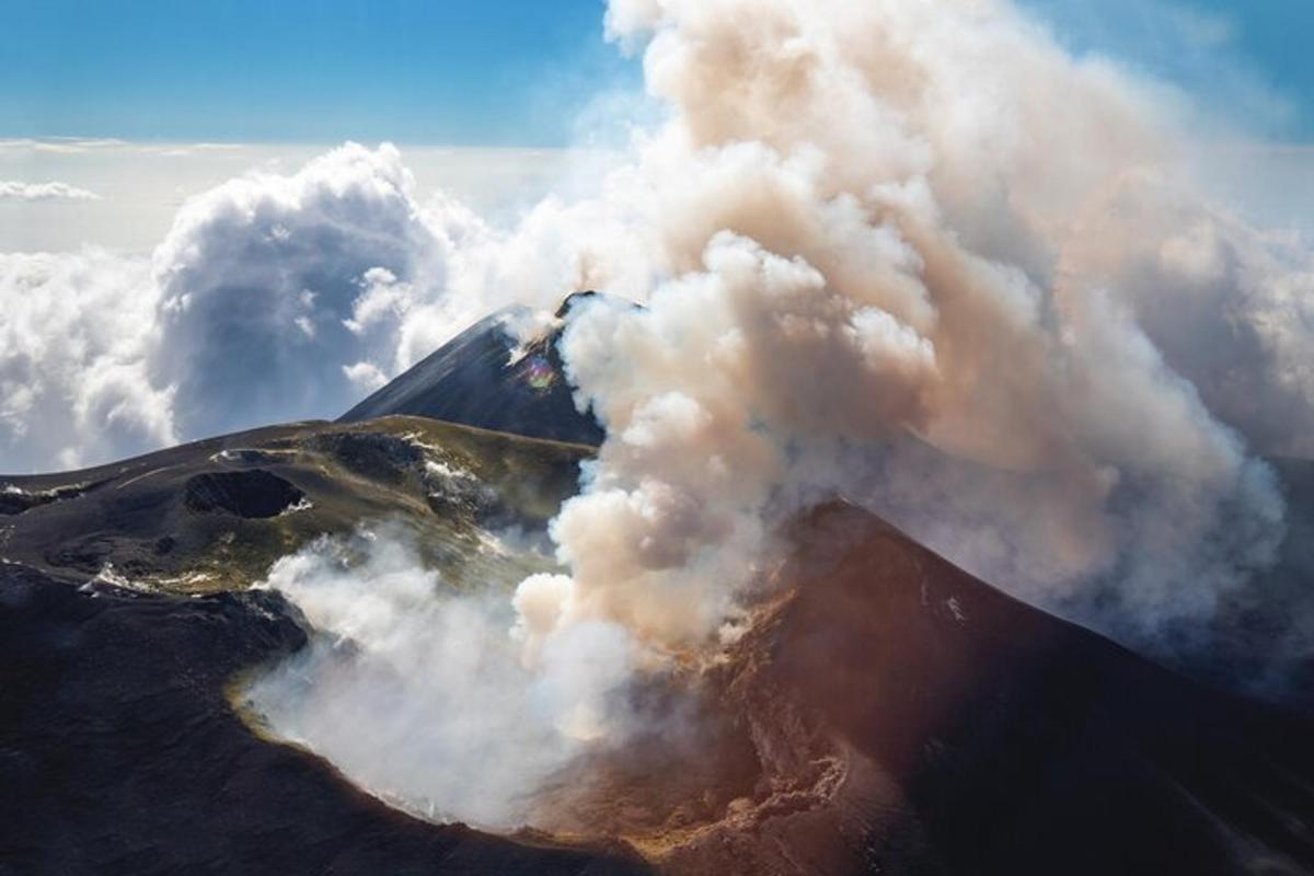 vista aèria d'un volcà amb fum
