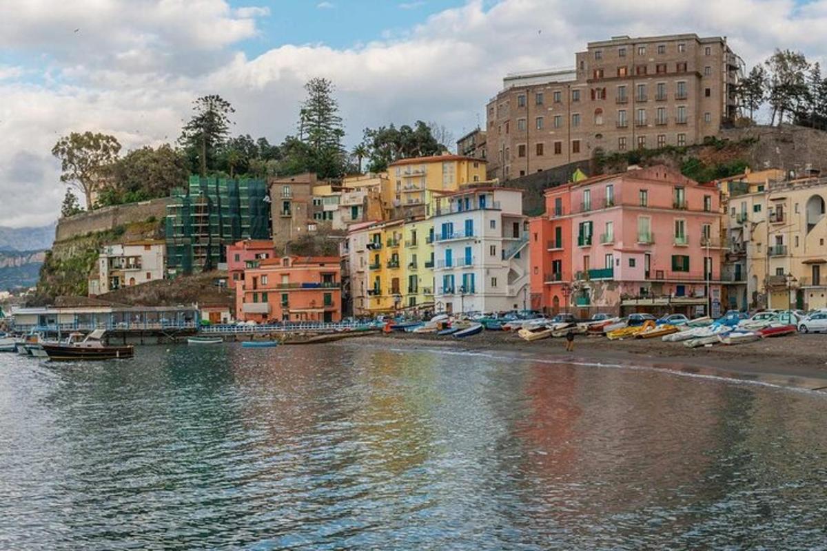 un gruppo di edifici vicino a uno specchio d'acqua