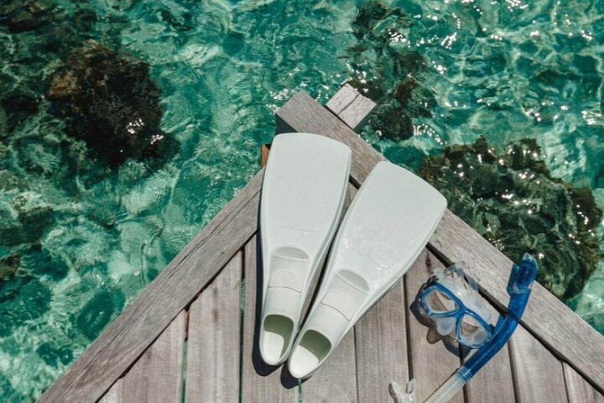 un paio di infradito su un molo accanto a una piscina
