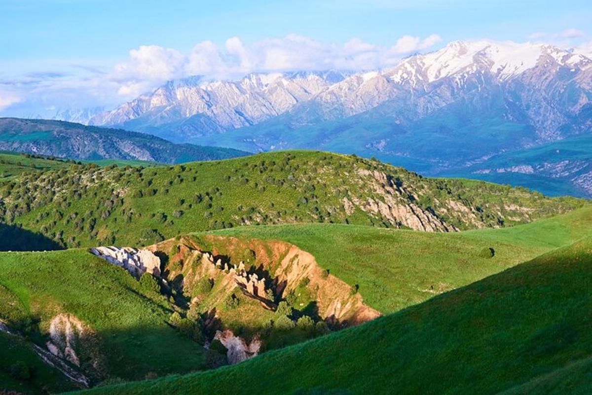 pogled na goro z gorami v ozadju