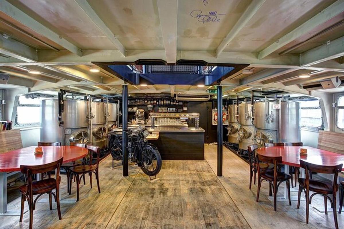 ravintola, jossa on pöytiä ja tuoleja huoneessa
