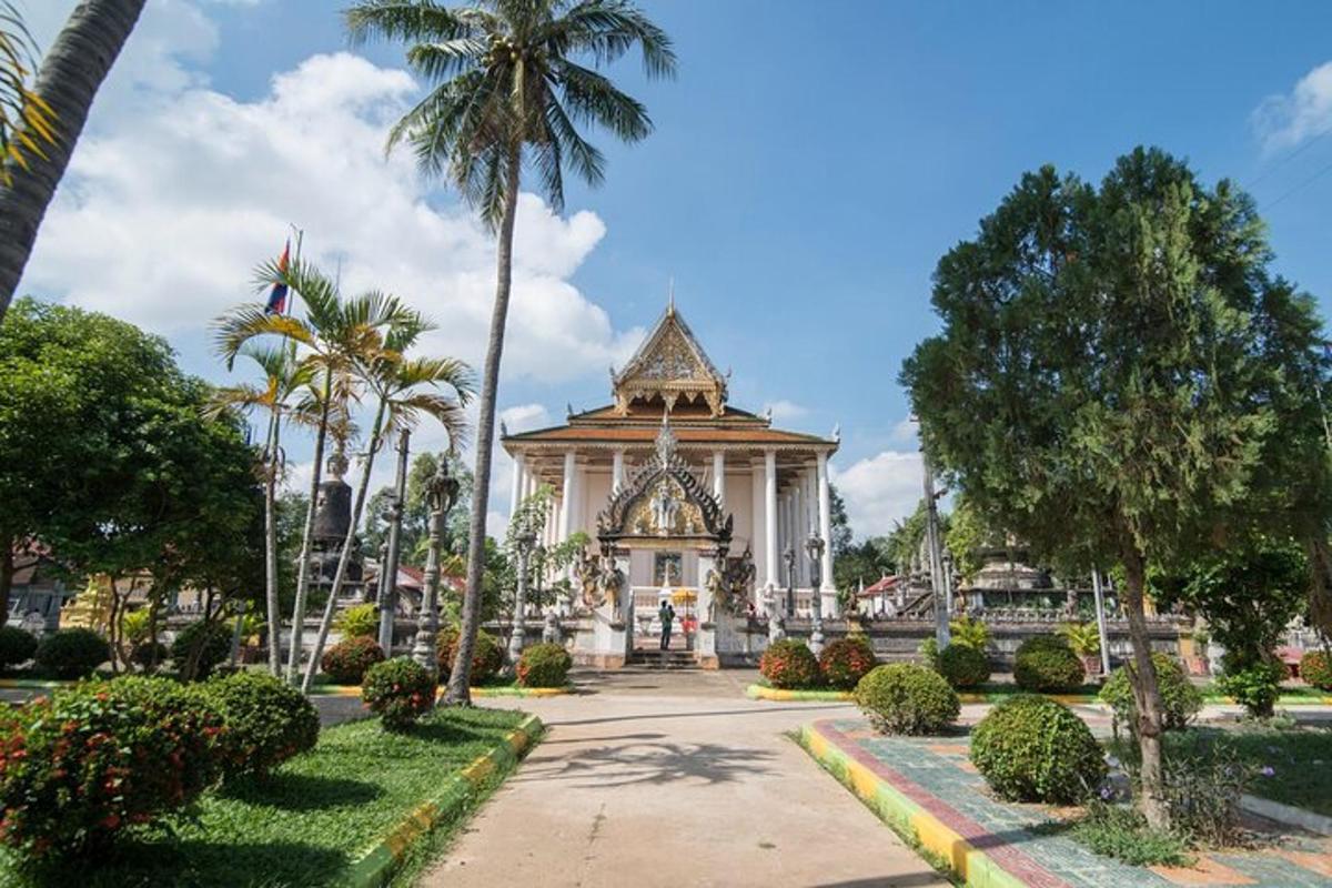 một tòa nhà trong công viên có cây cọ