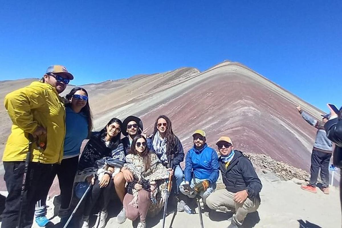 sekumpulan orang bergambar di hadapan gunung