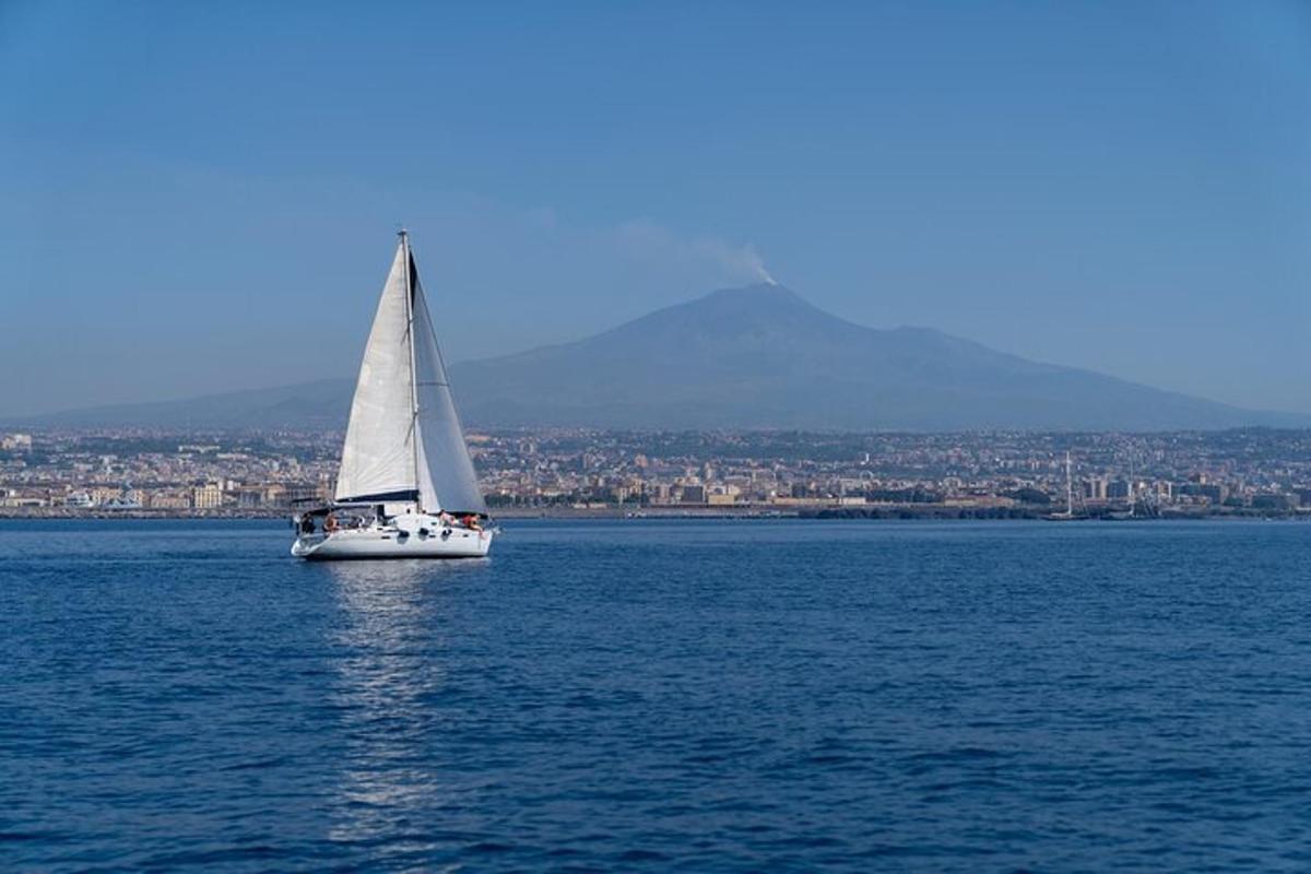 una barca a vela in mezzo a un grande specchio d'acqua