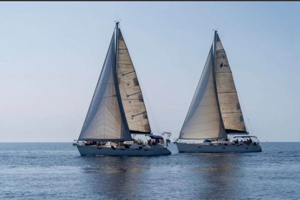 barche a vela a due piani nell'oceano sull'acqua