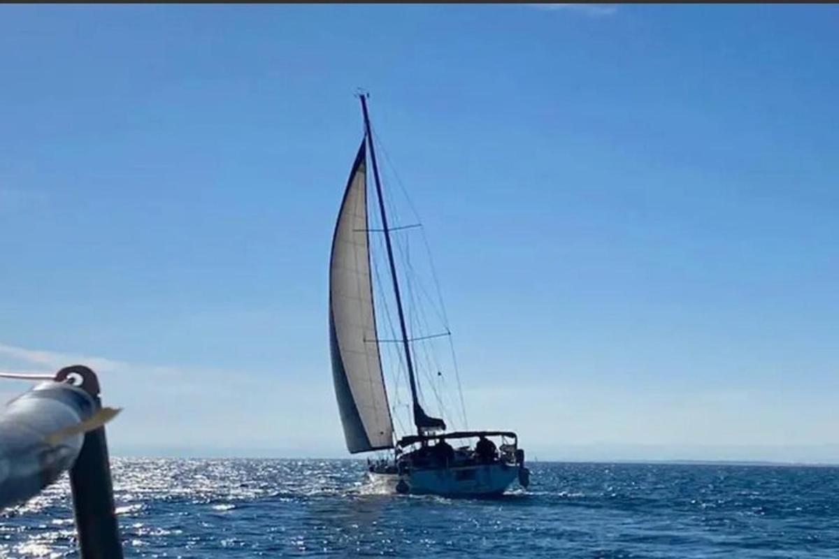 una barca a vela nell'oceano con delle persone a bordo