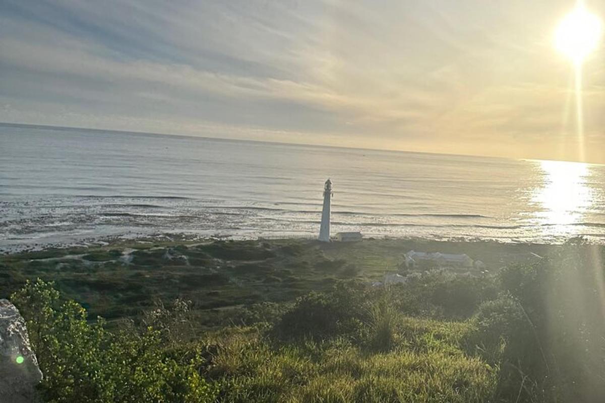 un faro en medio del océano