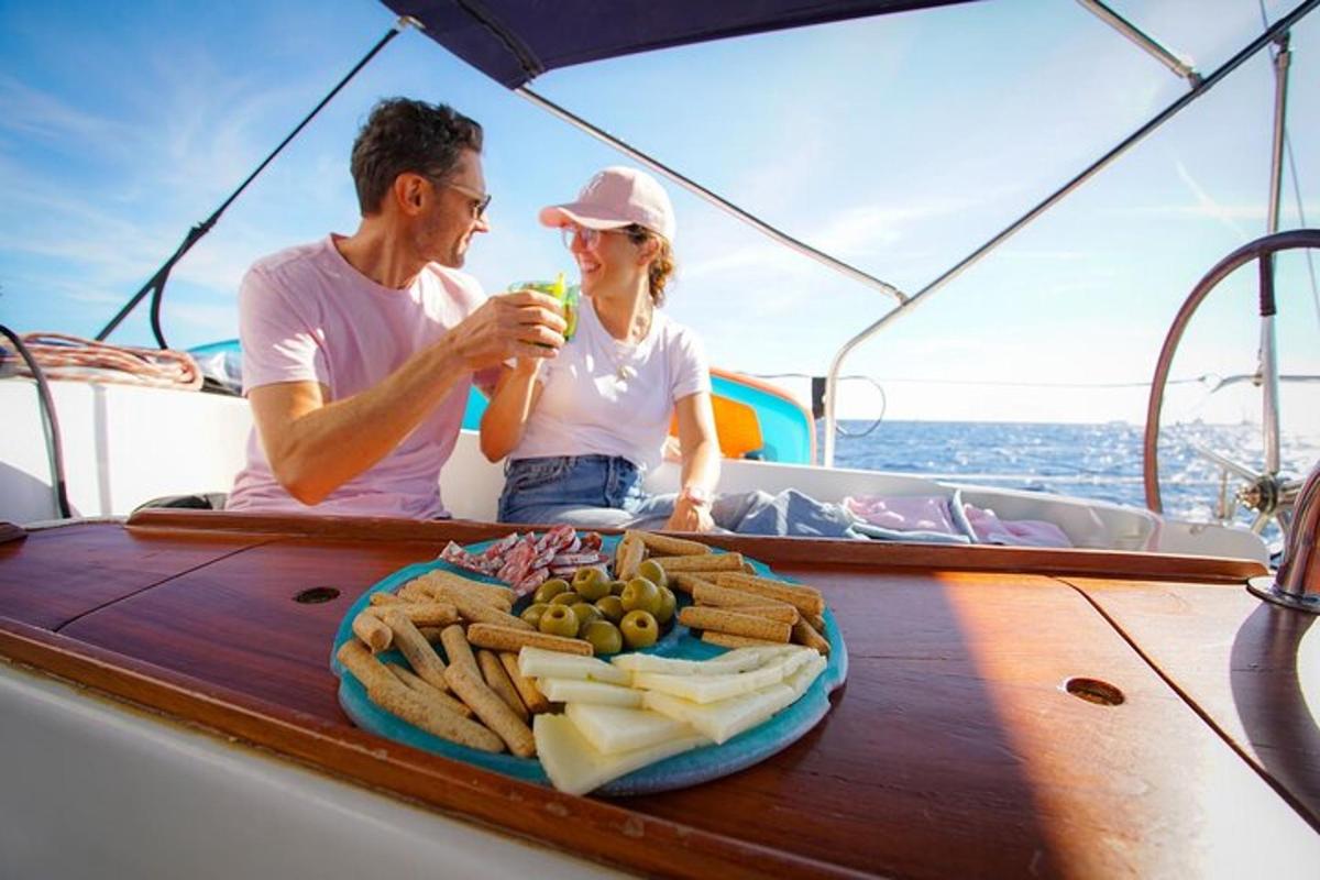 un uomo e una donna seduti su una barca con un piatto di cibo