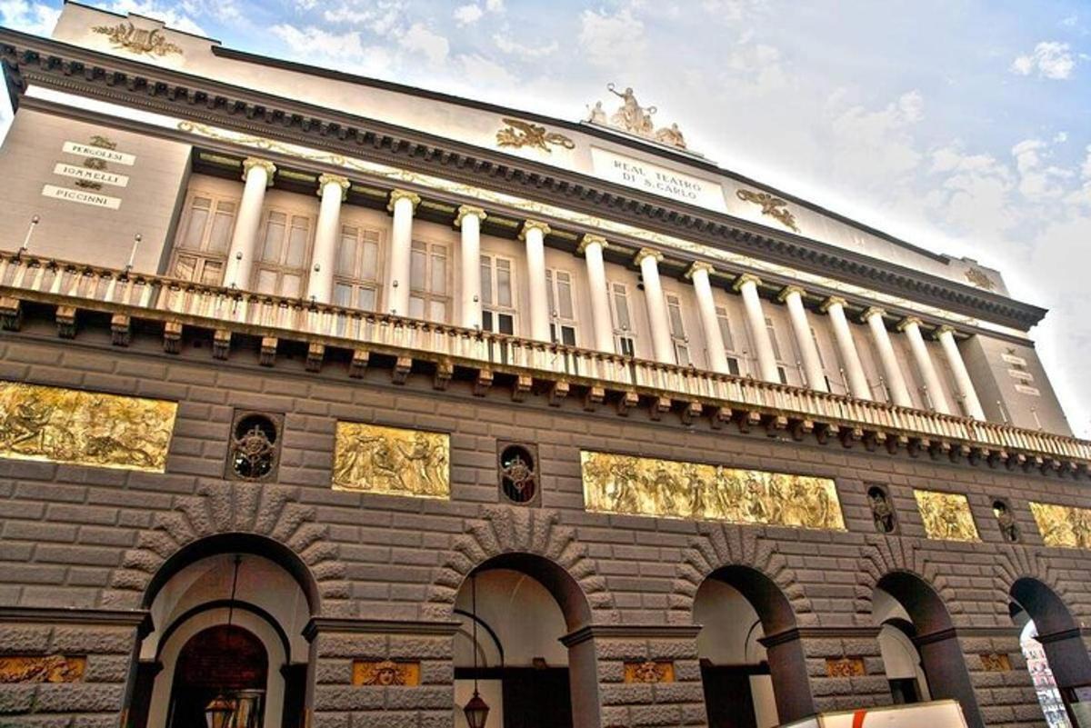 budova se sloupy na vrcholu