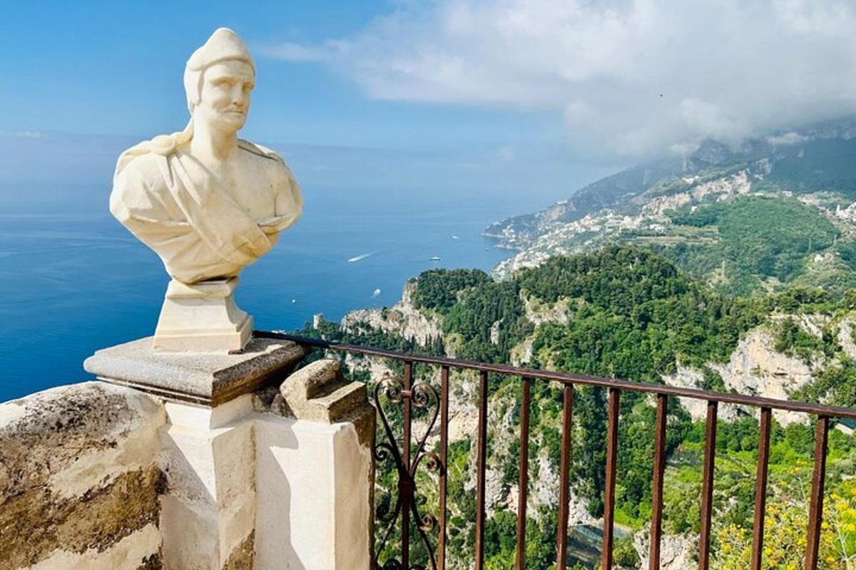 una estàtua d'un home assegut al cim d'una muntanya