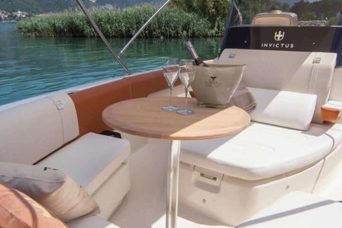 uma mesa em um barco com duas taças de vinho