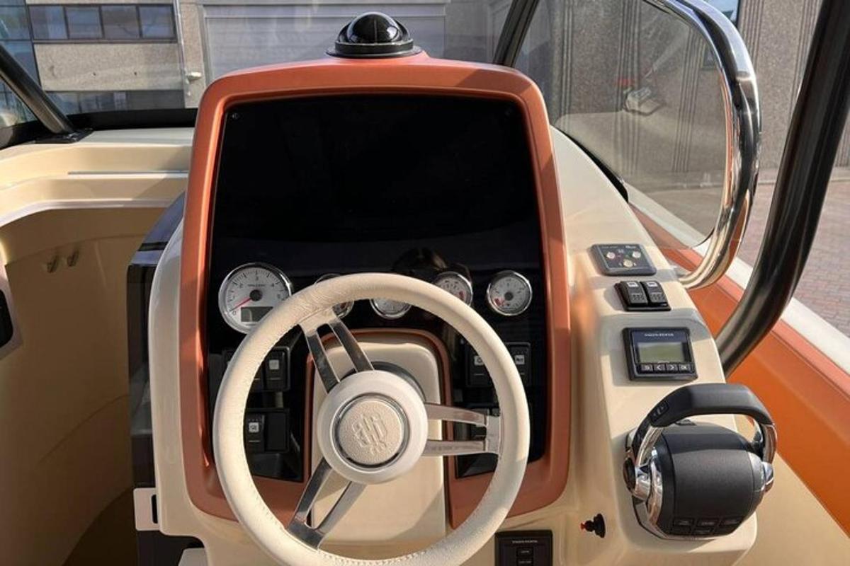 uma visão do interior de um carro com volante
