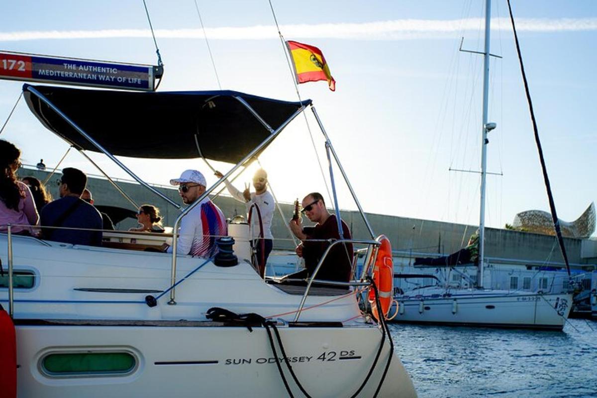 een groep mensen die op een boot in het water zitten