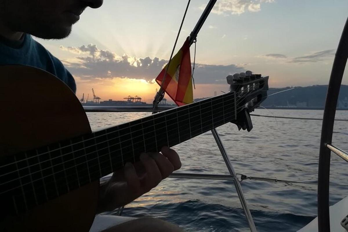 een man die gitaar speelt op een boot in het water