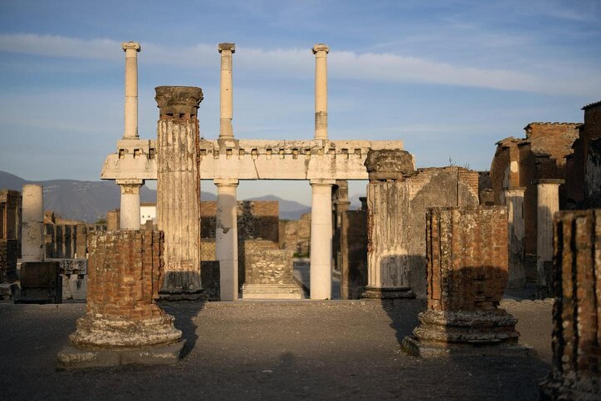 Una vista de un edificio antiguo con columnas.