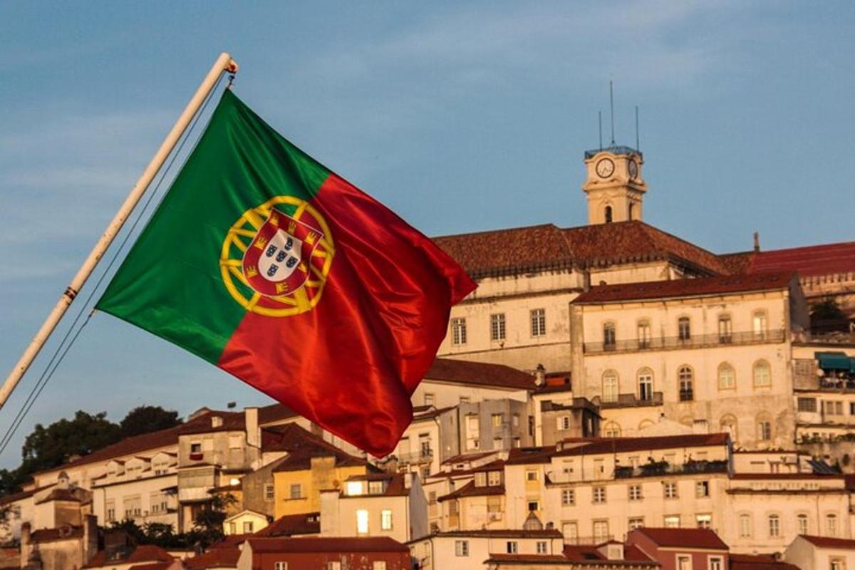 una bandiera davanti a un edificio con una torre dell'orologio