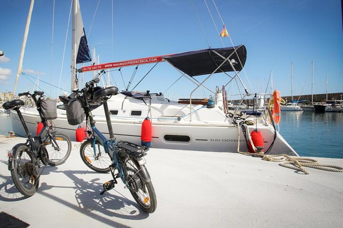 due biciclette parcheggiate su una barca in acqua