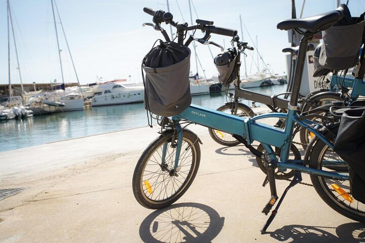 due biciclette parcheggiate accanto a un porto turistico con barche