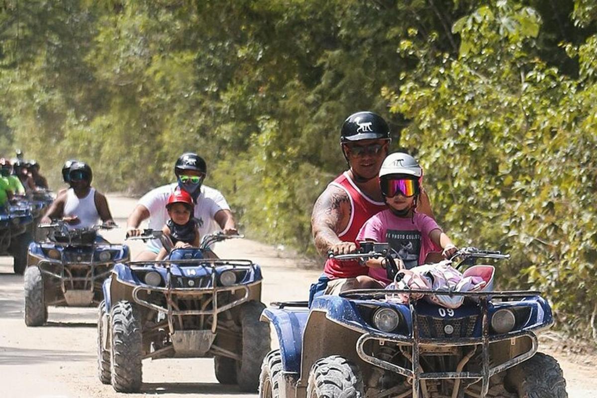 un groupe de personnes conduisant des VTT sur un chemin de terre