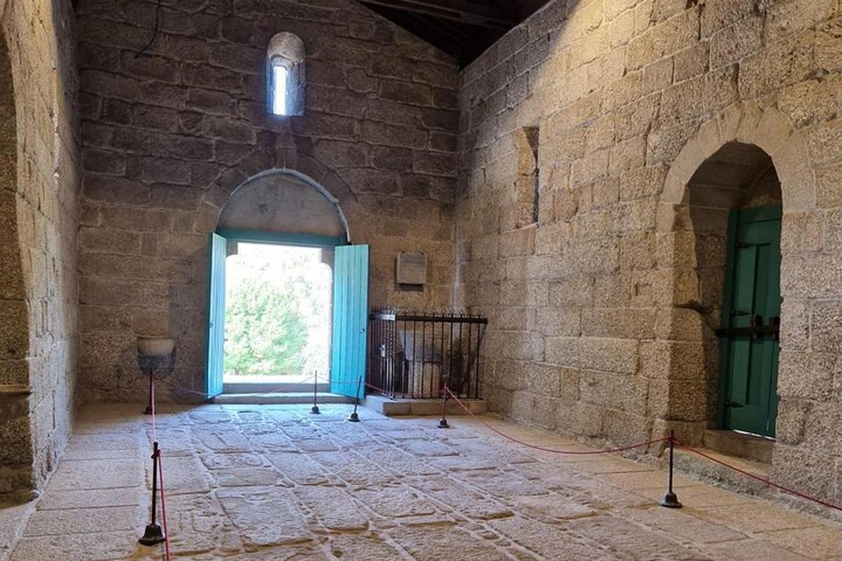 um quarto com uma grande janela em um edifício de pedra
