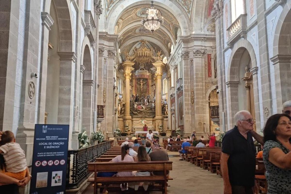 um grupo de pessoas sentadas em uma igreja