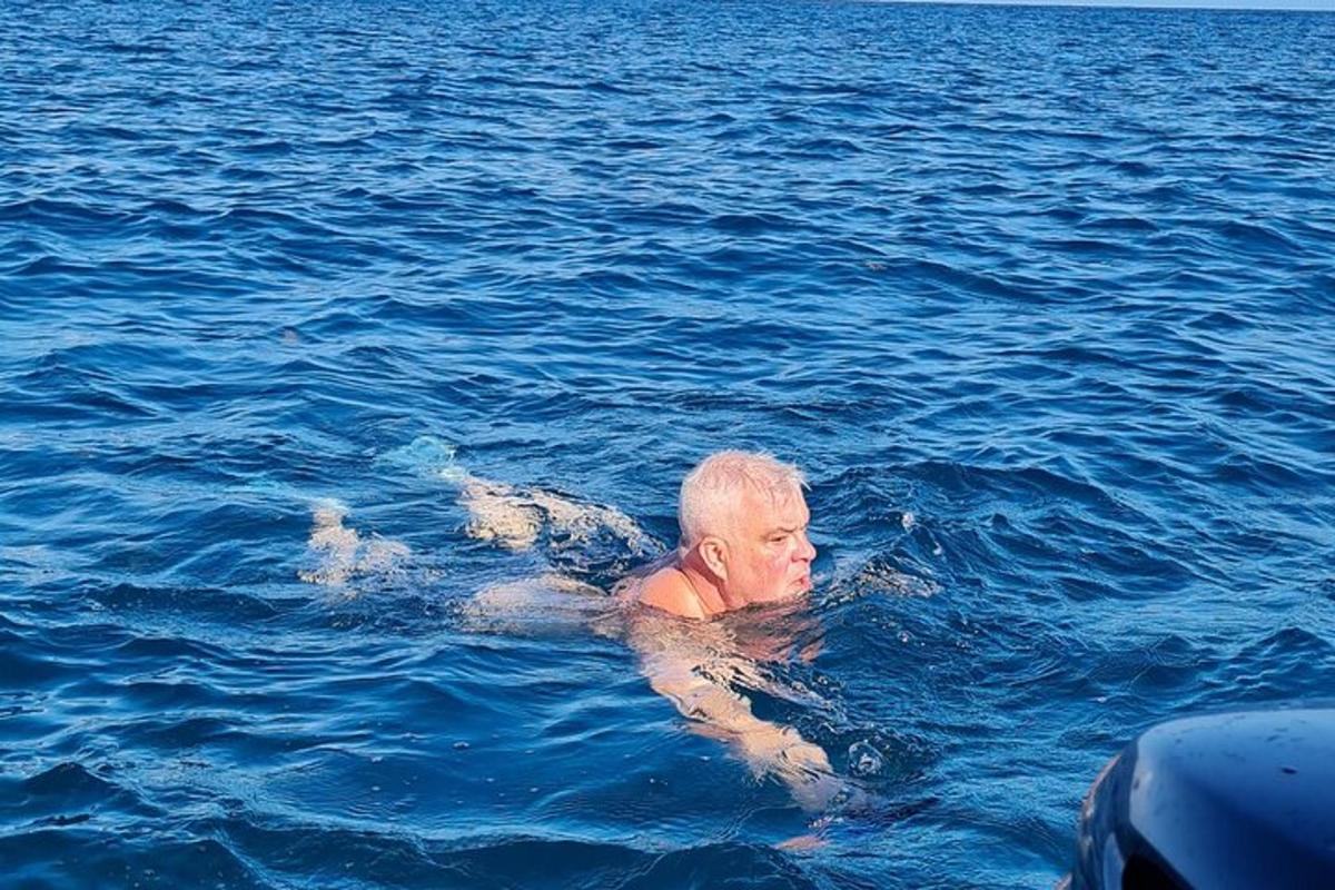 isang lalaking lumalangoy sa tubig sa karagatan