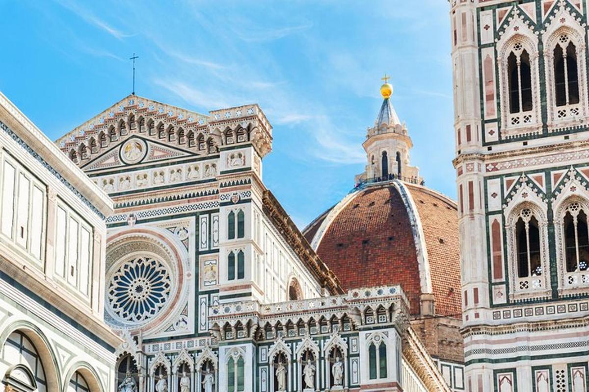 un grande edificio con una torre e una cattedrale