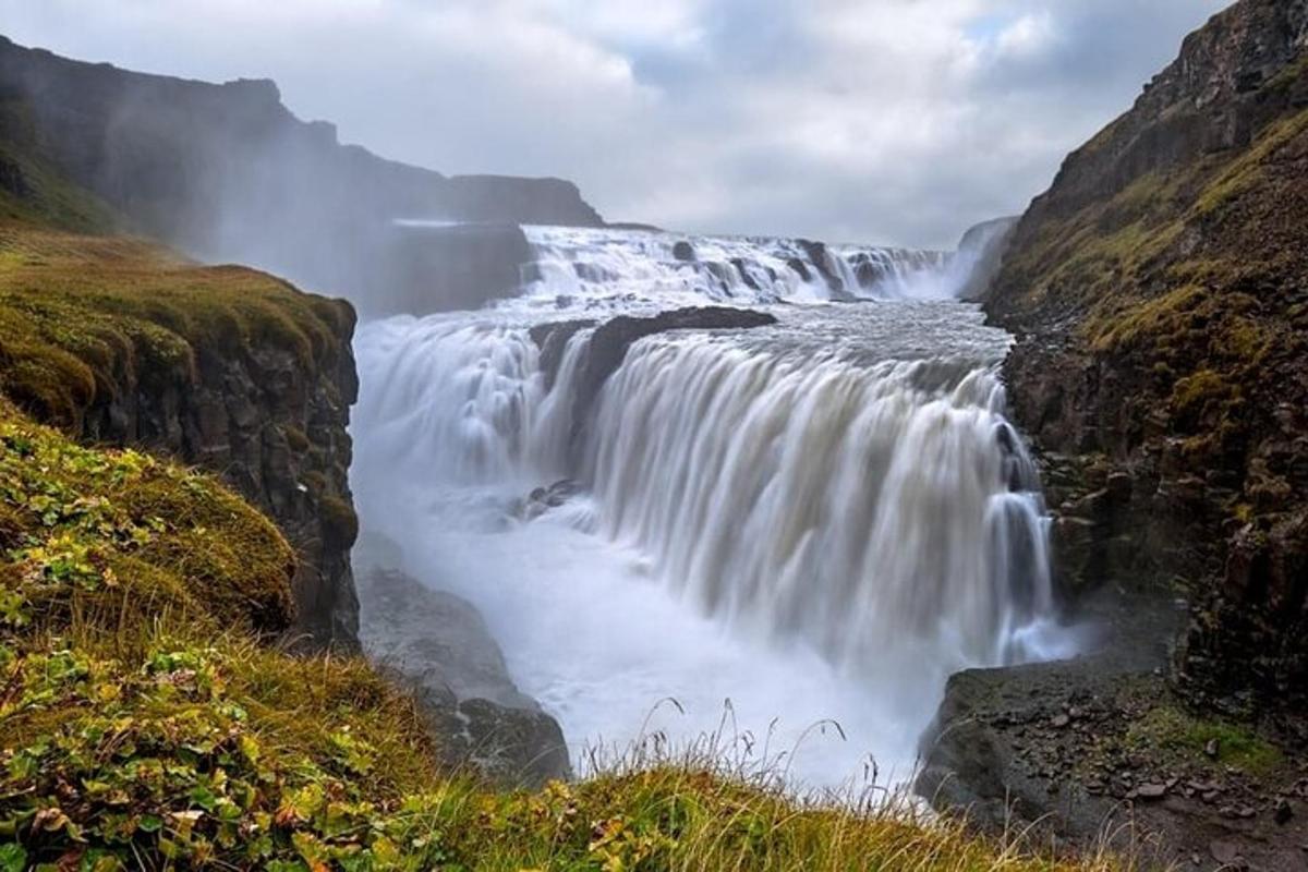foss á fjallshlíð