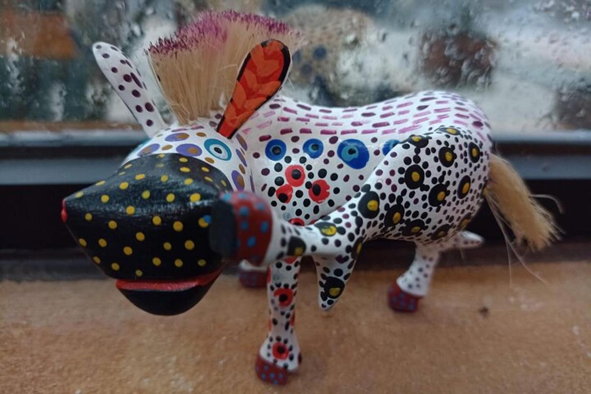 Una figura de un juguete de vaca en el suelo.