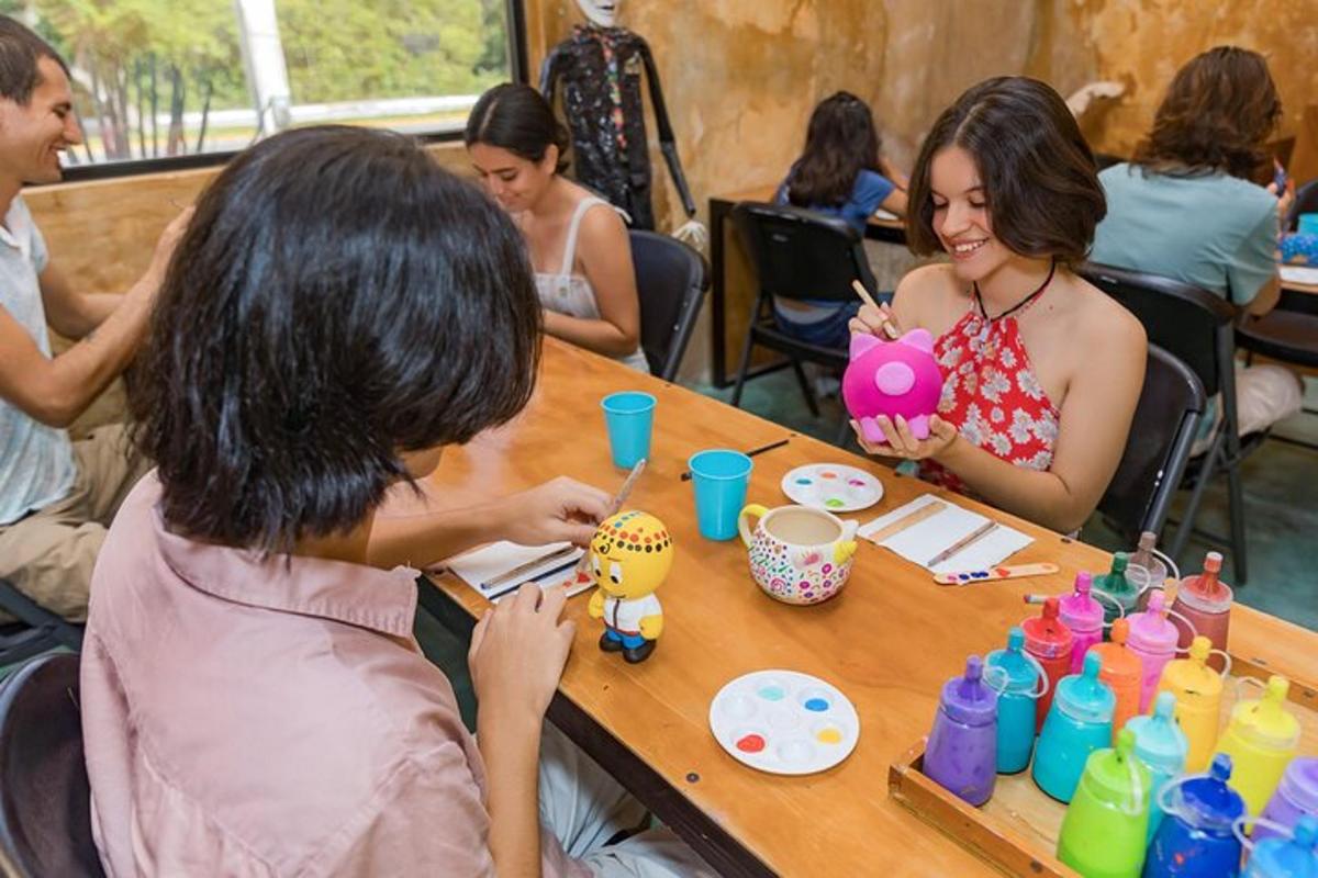 Un grupo de personas sentadas en una mesa con contenedores de colores.