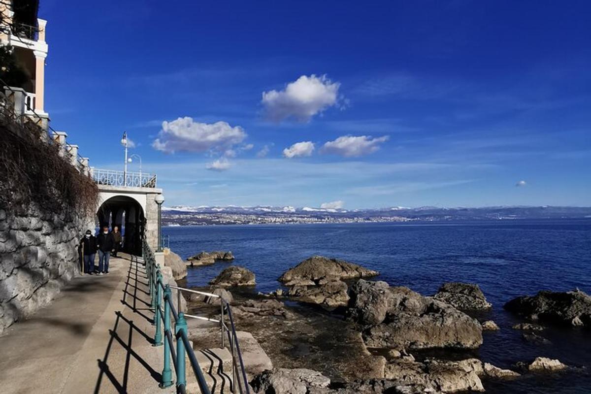 brú yfir vatn við hliðina á sjónum