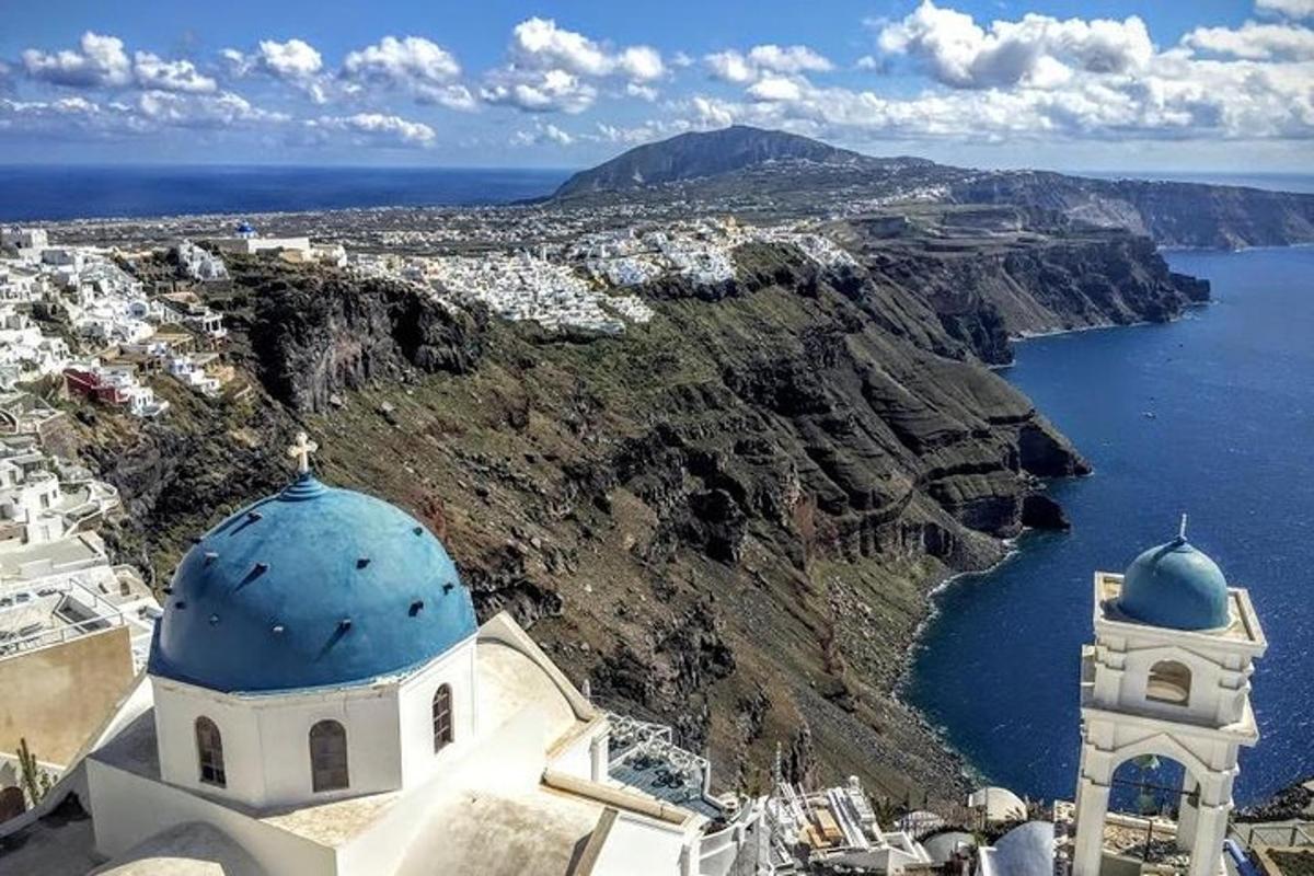 cerkev z modrimi kupolami na pečini ob oceanu