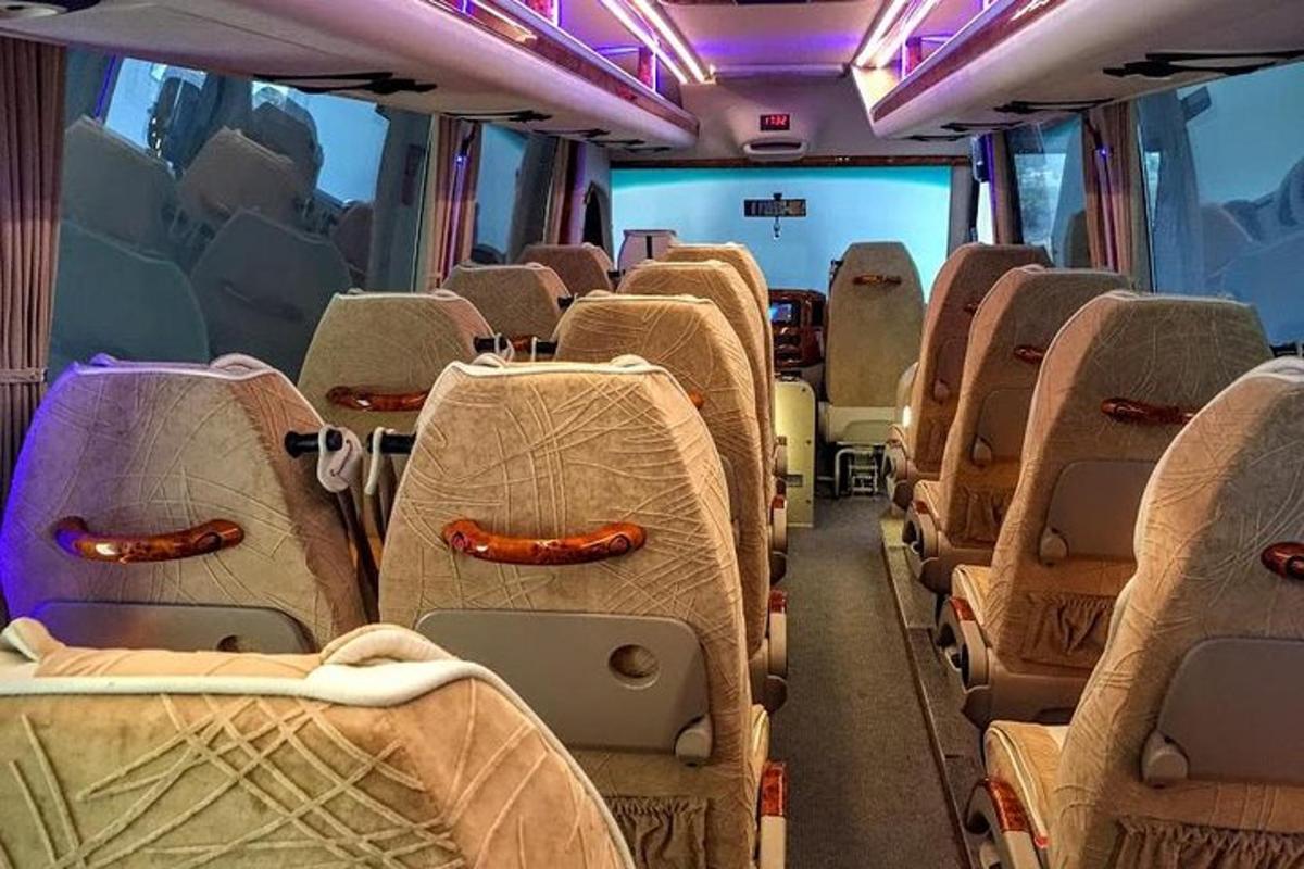 prázdný vagón vlaku s volnými sedadly v autobuse