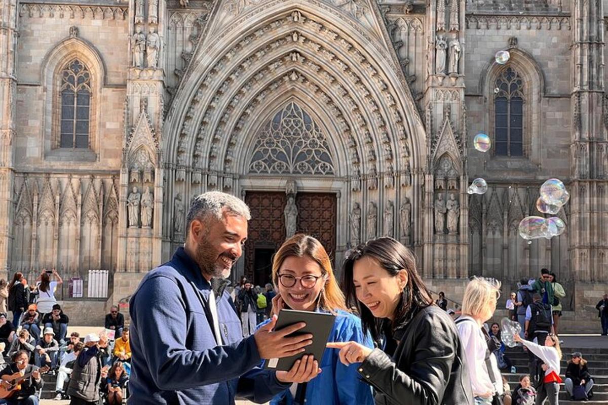 dva lidé stojící před katedrálou a dívající se na tablet