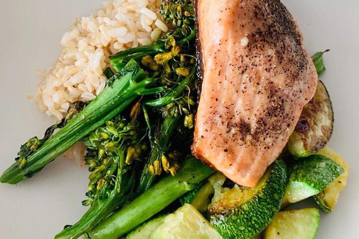 sepinggan makanan dengan nasi dan ikan dan sayur-sayuran