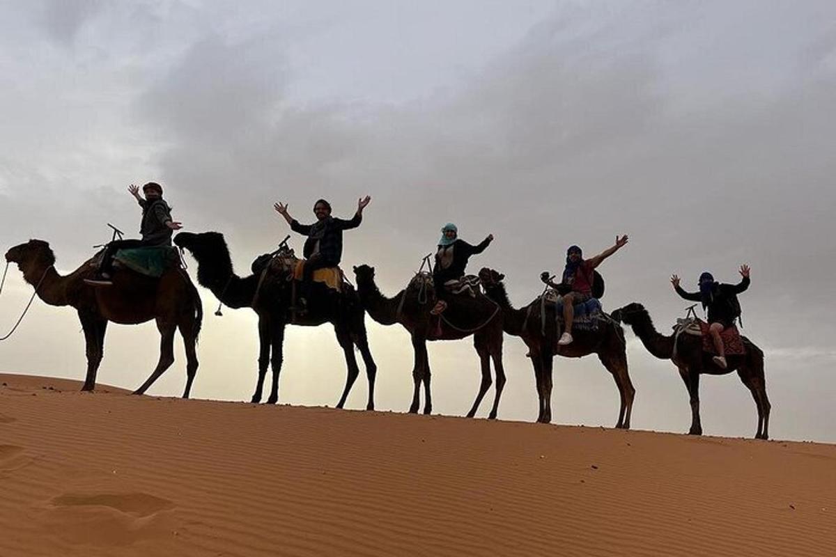 un gruppo di persone a cavallo nel deserto