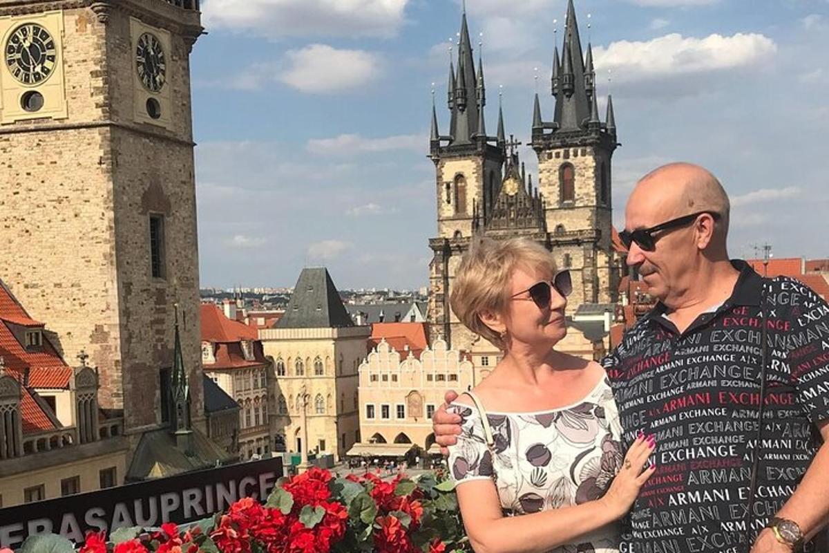 um homem e uma mulher em pé em frente a uma cidade
