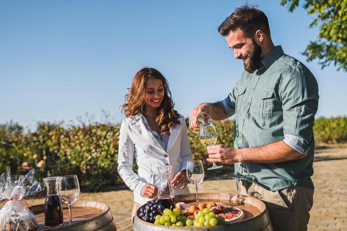 Un hombre y una mujer sirviendo copas de vino
